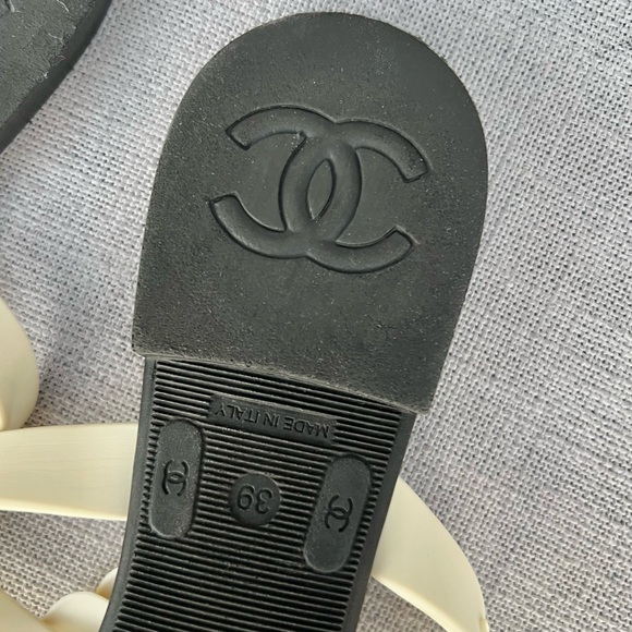 CHANEL Camellia Rubber Flat
Thong Sandals Flip Flops Black x
White - Picture 6 of 7